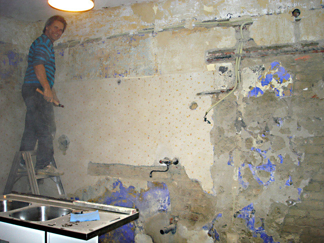 In der Küche werden  neue Leitungen verlegt