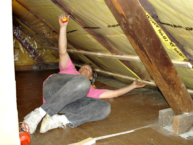 Im Dachboden wird mit der Isolierung begonnen