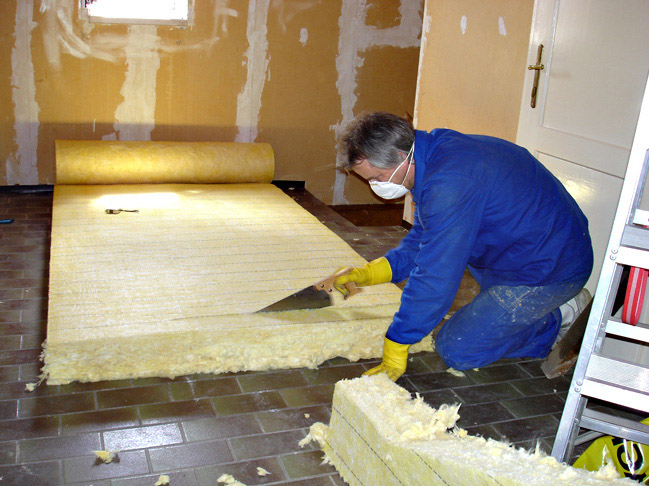 Das Dämmaterial wird zugeschnitten