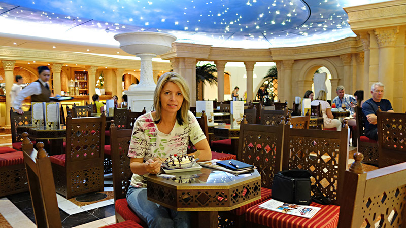 090_Der Phoenician Plaza